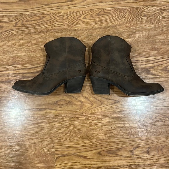 Rocket Dog Shoes Rocket Dog Brown Bootie With Heal Size 95 Poshmark